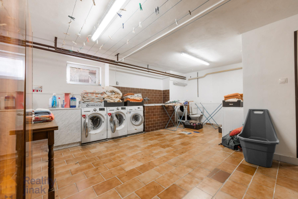 PHOTO (30 of 107).jpg